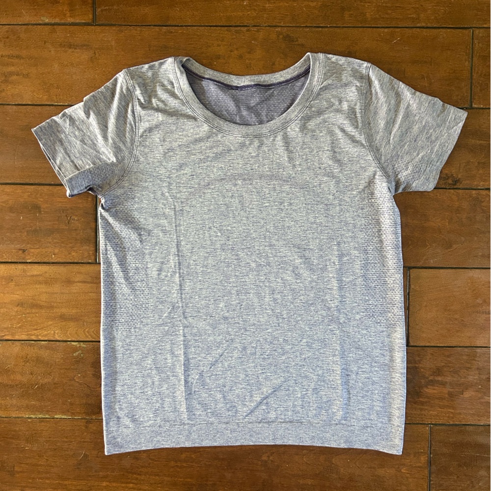 lululemon gray women’s short sleeve shirt, size 6, light purple/gray